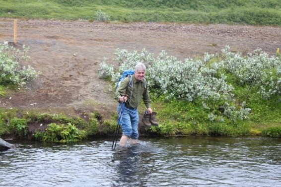 bj á leið yfir lækinn